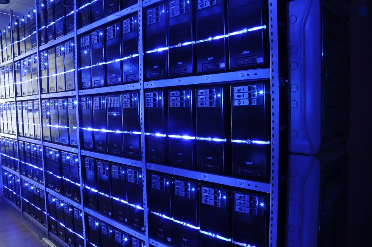 AI server room data center — φωτογραφία αρχείου · BalticServers.com / CC BY-SA 3.0, μέσω Wikimedia Commons