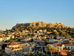 Ρεκόρ επιβατικής κίνησης στην Αθήνα το καλοκαίρι: τι δείχνουν αεροδρόμιο, Airbnb και ξενοδοχεία για μια πόλη που δεν αδειάζει