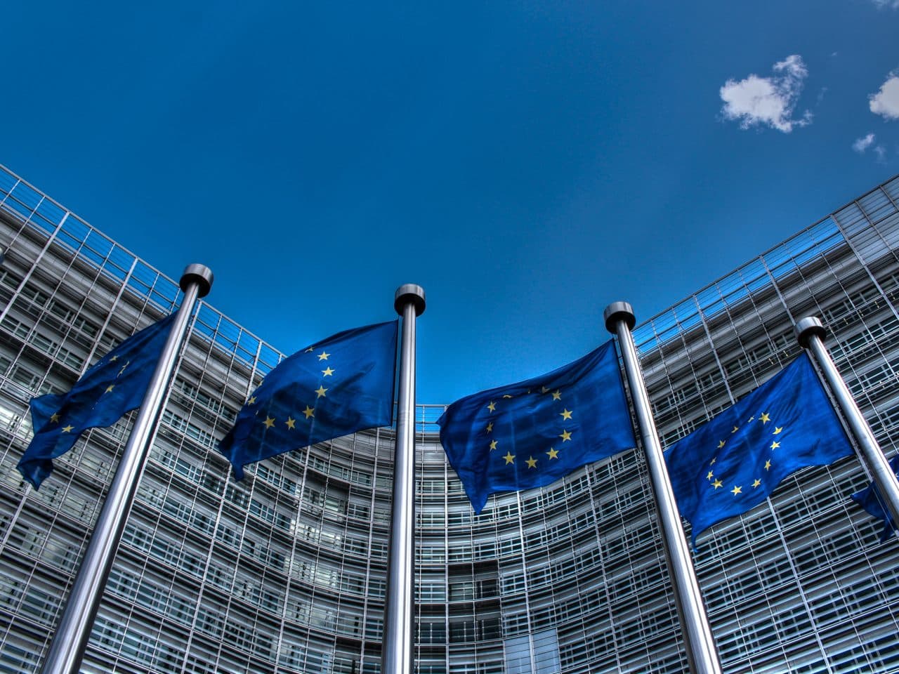 Σημαίες της Ευρωπαϊκής Ένωσης στις Βρυξέλλες — — φωτογραφία αρχείου · Thijs ter Haar / CC BY 2.0, μέσω Wikimedia Commons