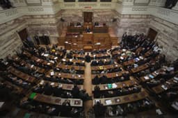 Δεύτερη ψηφοφορία για την αναθεώρηση στις 16/9: το κατώφλι των 180 περνά στην επόμενη Βουλή — στάση εργασίας της ΑΔΕΔΥ στην Αττική