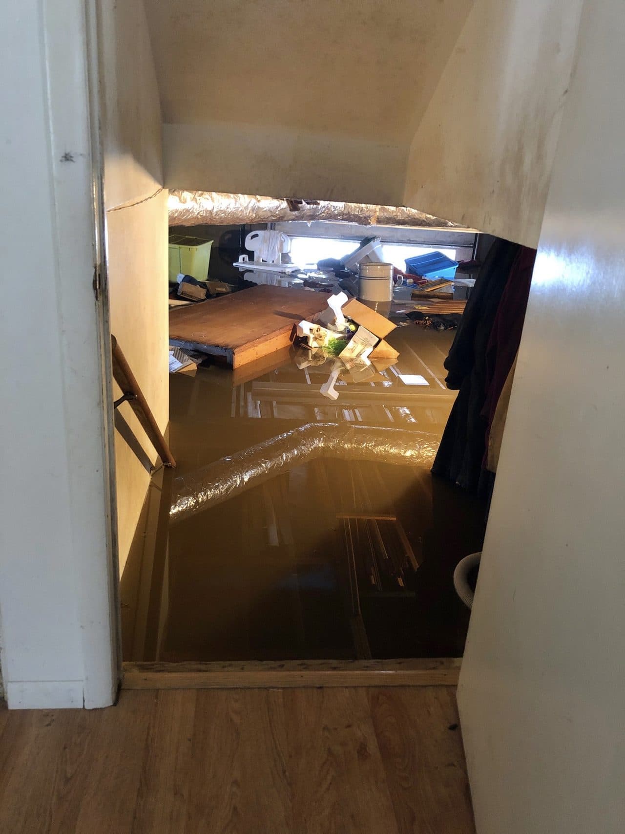 flooded basement — φωτογραφία αρχείου · OakleyOriginals / CC BY 2.0, μέσω Wikimedia Commons