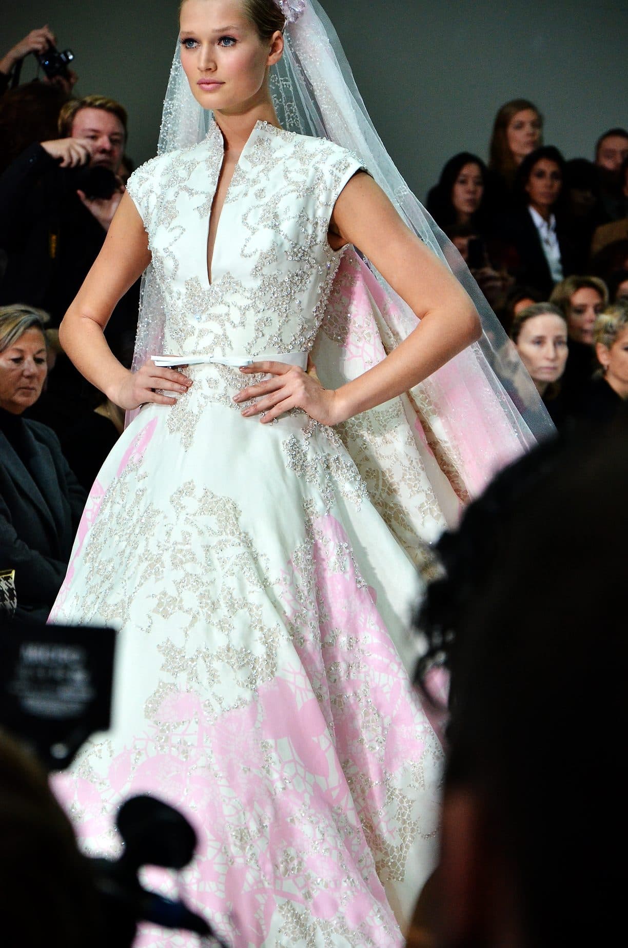 Dua Lipa και Κάλουμ Τέρνερ: Το haute couture νυφικό Chanel που έγραψε ιστορία στη Σικελία