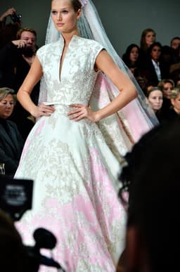 Dua Lipa και Κάλουμ Τέρνερ: Το haute couture νυφικό Chanel που έγραψε ιστορία στη Σικελία