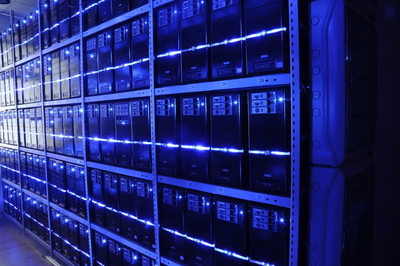 data center server room — φωτογραφία αρχείου · BalticServers.com / CC BY-SA 3.0, μέσω Wikimedia Commons