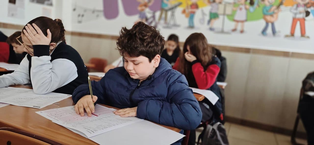 Μαθητές σε σχολική αίθουσα κατά τη διάρκεια εξετάσεων — φωτογραφία αρχείου · This And No Internet 25 / Pexels License, μέσω Pexels