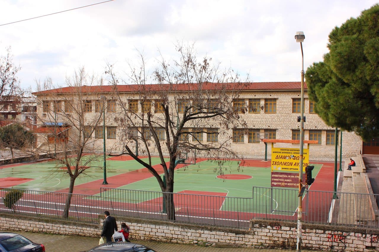 Σχολικό κτίριο — φωτογραφία αρχείου · Χαράλαμπος Γκούβας (Harrygouvas) / CC BY-SA 3.0, μέσω Wikimedia Commons