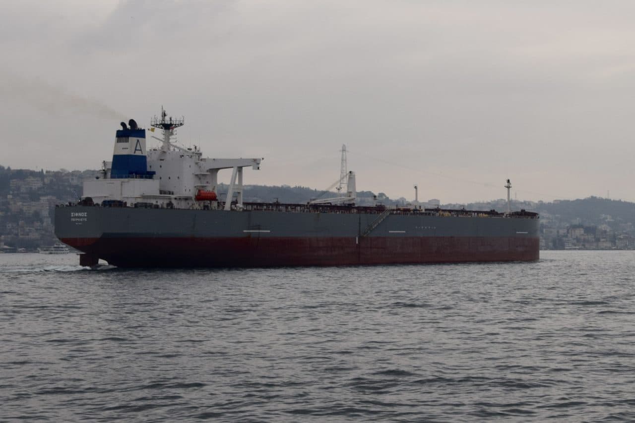 oil tanker strait — φωτογραφία αρχείου · Ank Kumar / CC BY-SA 4.0, μέσω Wikimedia Commons