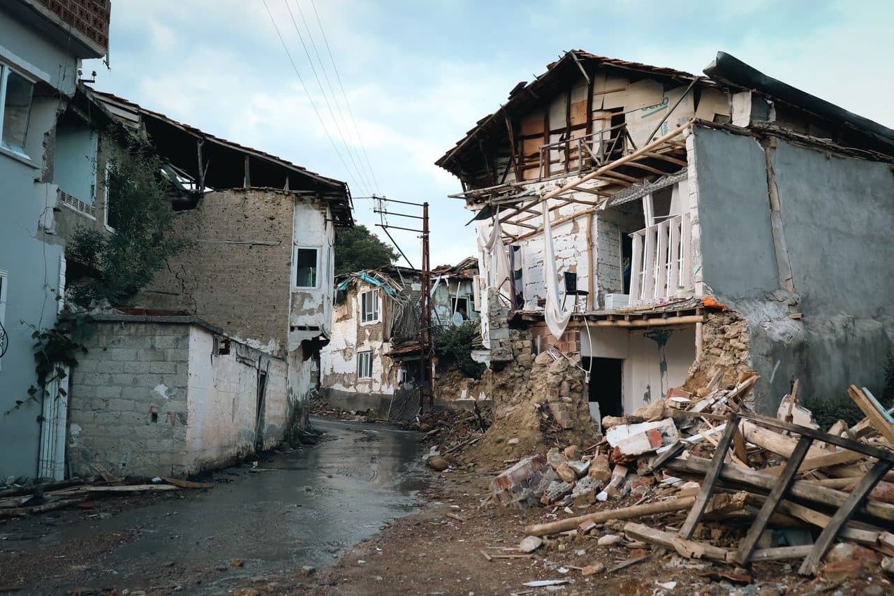 Ζημιές από σεισμό. (αρχείο) — φωτογραφία αρχείου · Serkan Gönültaş / Pexels License, μέσω Pexels