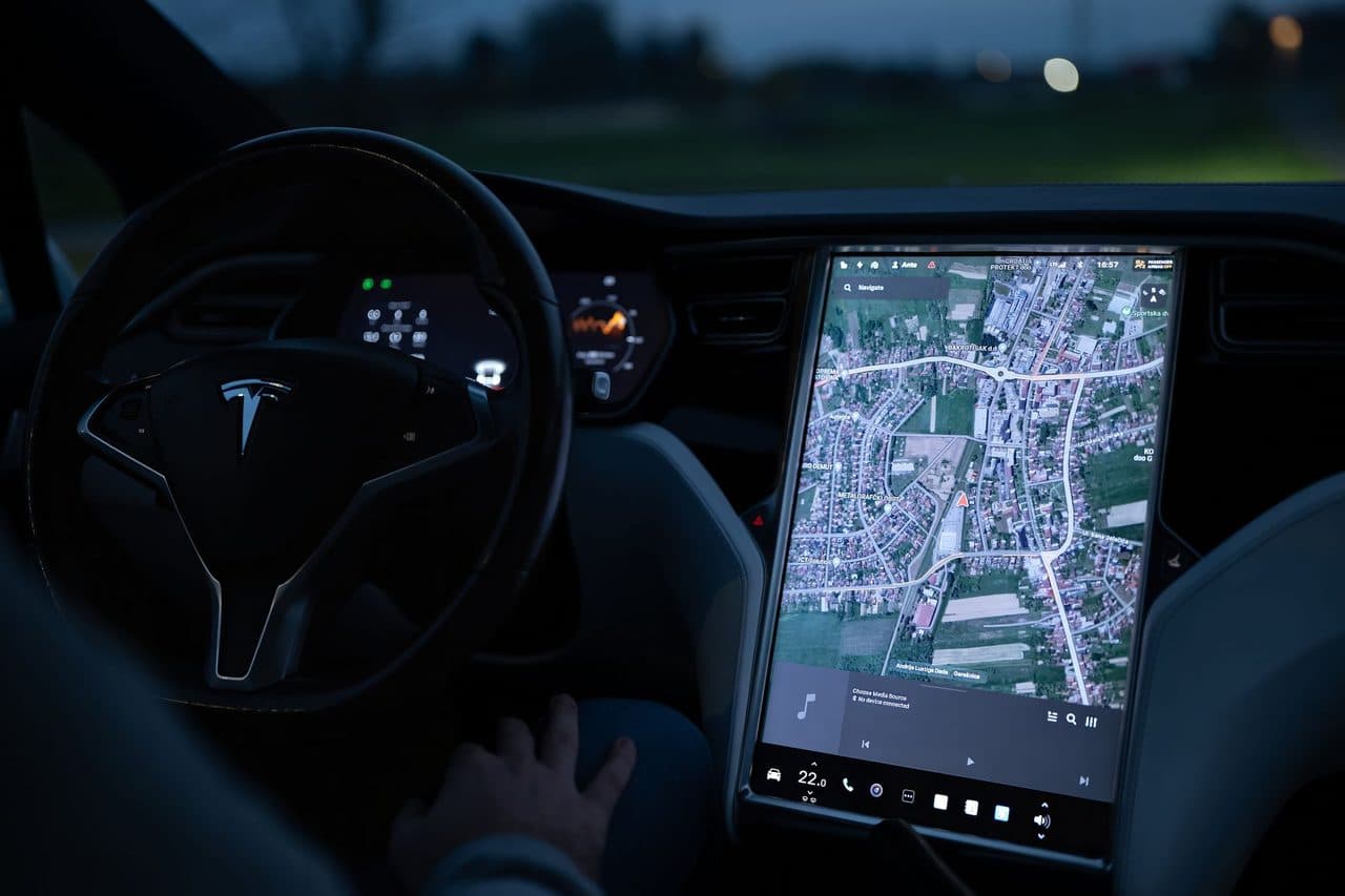Η συζήτηση για τα συστήματα υποβοήθησης της Tesla επιστρέφει μετά το δυστύχημα στο Τέξας — φωτογραφία αρχείου · Vladimir Srajber / Pexels License, μέσω Pexels