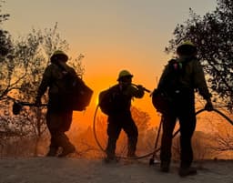 Εκκενώσεις στην Κάρυστο για πυρκαγιά σε δάσος — δύο ακόμη μέτωπα στην Κορινθία