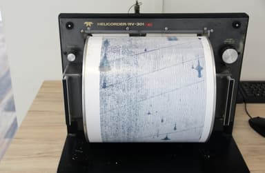 Βόρεια Εύβοια: Στα 26 τα «κίτρινα» κτίρια μετά τον τριπλό σεισμό — τι δικαιούνται οι πληγέντες