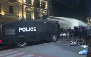 Μπέλφαστ: Δεύτερη νύχτα ταραχών με αντλίες νερού — Έλληνες κάτοικοι μιλούν για «κλίμα φόβου»