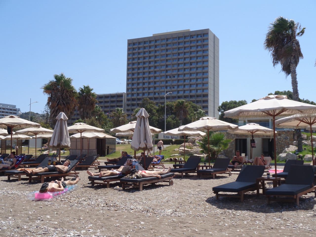 Rhodes beach sunbeds — φωτογραφία αρχείου · Pjotr Mahhonin / CC BY-SA 4.0, μέσω Wikimedia Commons