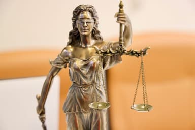 Δίκη για τα Τέμπη: η υπεράσπιση αμφισβητεί τη συμμετοχή των δικηγορικών συλλόγων — «δεν προβλέπεται η ύπαρξή τους στην ποινική δίκη»
