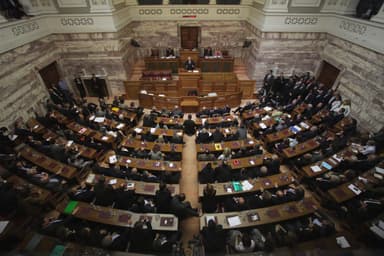 Δημοσκόπηση Pulse: η ΝΔ μπροστά με 25,5%, αλλά η αυτοδυναμία απομακρύνεται σε Βουλή με έως εννέα κόμματα