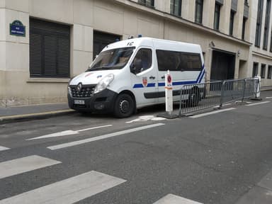 Γαλλία: μερική απαγόρευση κυκλοφορίας σε Παρίσι και άλλες πόλεις μετά τις ταραχές — δημοσκόπηση δείχνει απομονωμένο τον Μακρόν, ο Τραμπ ζητά «Κλείστε τα σύνορα»