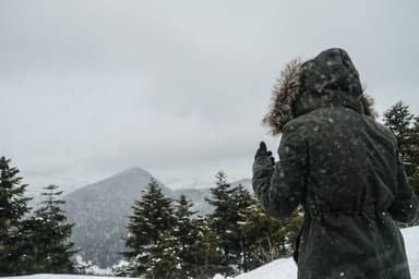 Ο καιρός χαλάει ξανά σήμερα — βροχές από την Εύβοια ως τα Δωδεκάνησα, κρύο και χιόνια στα ορεινά το Σαββατοκύριακο