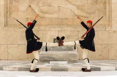 Ομόφωνη έγκριση της μελέτης ανάπλασης του χώρου γύρω από το Μνημείο του Αγνώστου Στρατιώτη — μάρμαρο Αλιβερίου αντί ασφάλτου, «πράσινο φως» και στην επέκταση του Εθνικού Αρχαιολογικού Μουσείου