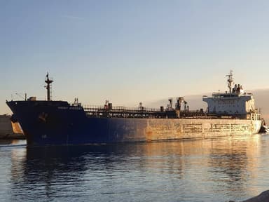 Νεκροί τρεις Ινδοί ναυτικοί σε αμερικανικό πλήγμα στον Κόλπο του Ομάν — η Τεχεράνη μιλά για κλείσιμο του Ορμούζ, η Ουάσιγκτον διαψεύδει