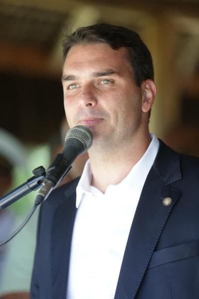 Flávio Bolsonaro — φωτογραφία αρχείου · Governo do Estado do Rio de Janeiro / CC BY 2.0 br, μέσω Wikimedia Commons