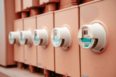 Ρευματοκλοπή: τον λογαριασμό των 450 εκατ. ευρώ τον πληρώνουν οι συνεπείς — 50.000 έλεγχοι και έξυπνοι μετρητές η απάντηση του ΔΕΔΔΗΕ