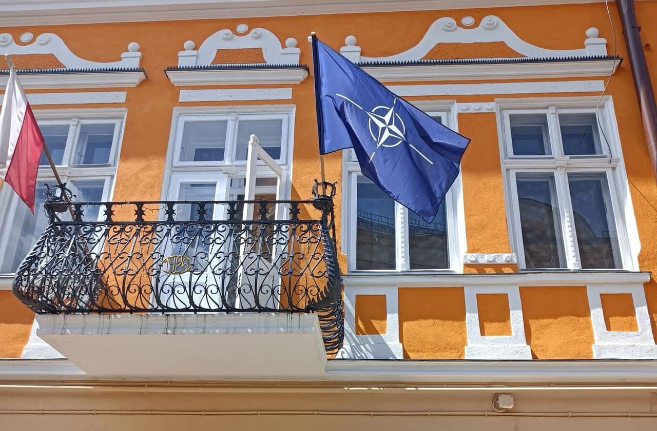 NATO flags — φωτογραφία αρχείου · Silar / CC BY-SA 4.0, μέσω Wikimedia Commons