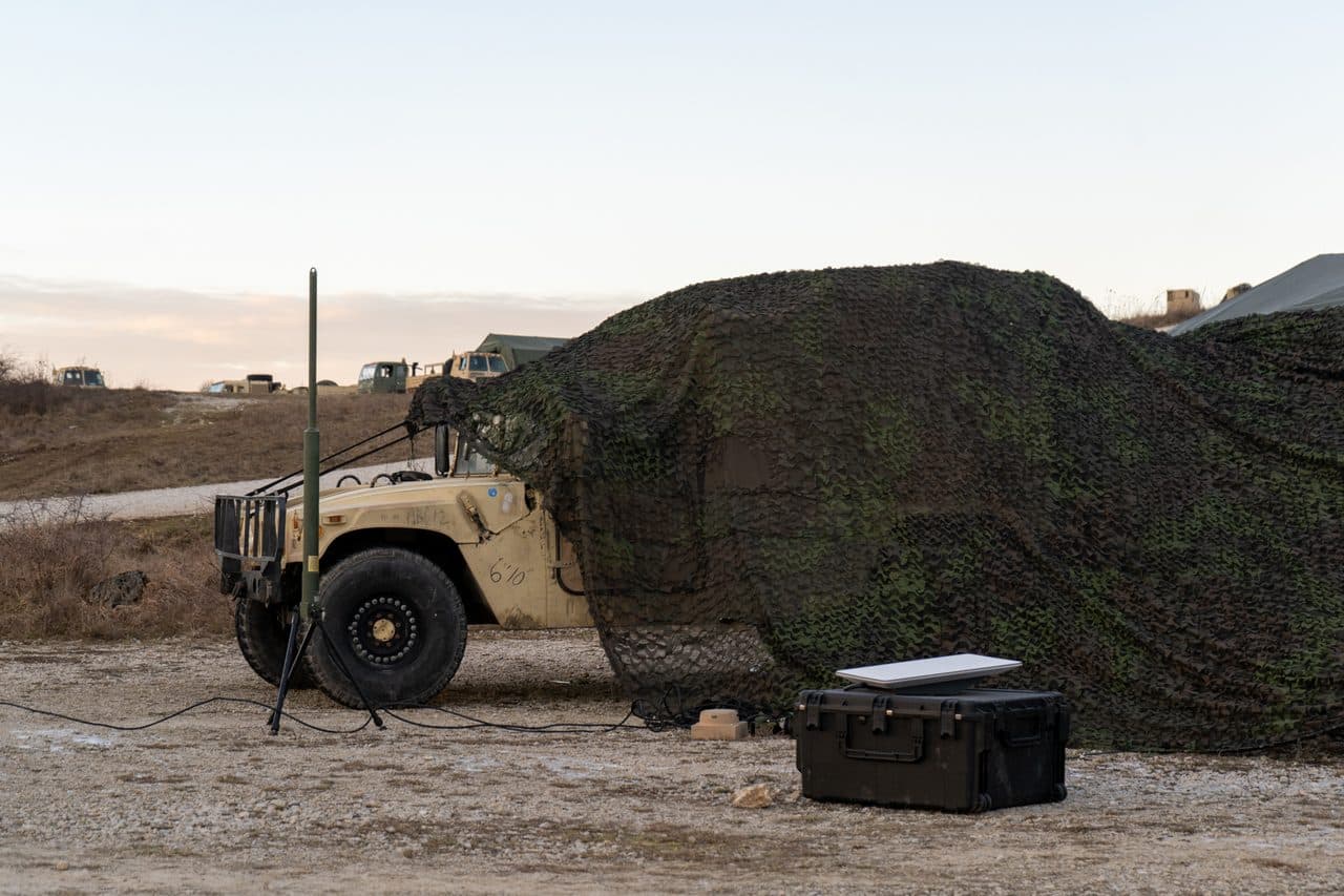 Starshield — φωτογραφία αρχείου · U.S. Army 105MPAD by Capt. Thomas McCarty / Public domain, μέσω Wikimedia Commons