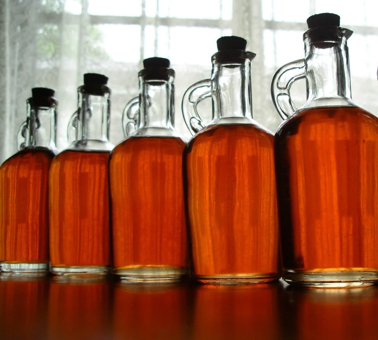 strawberry liqueur bottle — φωτογραφία αρχείου · Άγνωστος φωτογράφος / CC BY 2.0, μέσω Wikimedia Commons