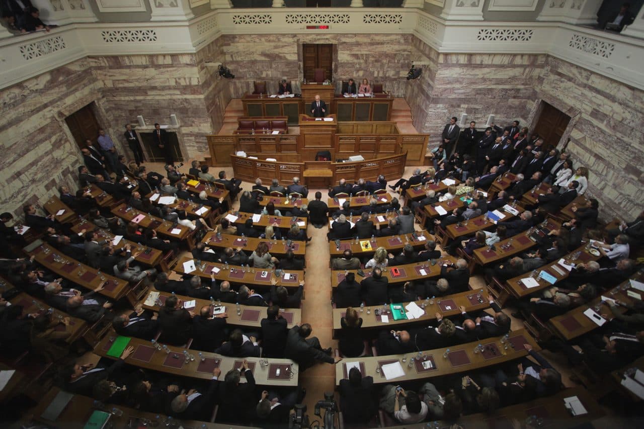 Greek Parliament chamber — φωτογραφία αρχείου · https://www.flickr.com/photos/pasokphotos/ ΠΑΣΟΚ / CC BY-SA 2.0, μέσω Wikimedia Commons