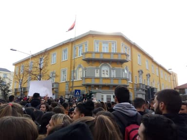 Τέταρτη μέρα φοιτητικών διαδηλώσεων στα Τίρανα: νέα συγκέντρωση σήμερα έξω από το υπουργείο Παιδείας — «Δεν θα παραιτηθώ. Οι κυβερνήσεις αλλάζουν με εκλογές», λέει ο Ράμα