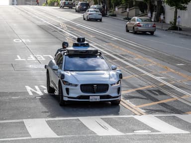 Waymo ανακαλεί ~4.000 robotaxi: το λογισμικό αγνοούσε τις κλειστές λωρίδες έργων σε αυτοκινητόδρομους